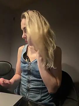 Snapshot of ElenaWhitmore chatting on June 15, 2026, 10:56 pm ElenaWhitmore online show from June 15, 2026, 10:56 pm