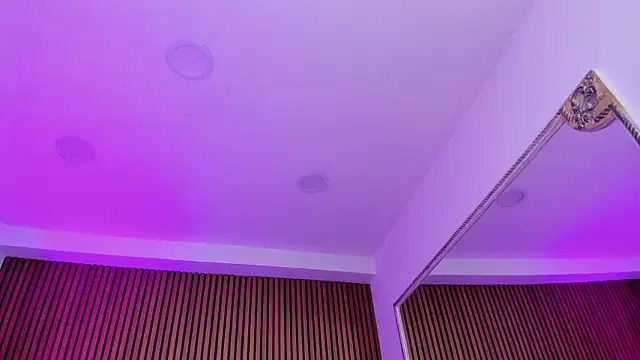 Violett hott  online show from March 14, 2026, 12:54 pm