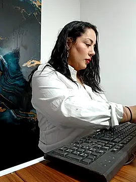 Snapshot of roousehoney chatting on January 7, 2026, 8:11 pm roousehoney online show from January 7, 2026, 8:11 pm