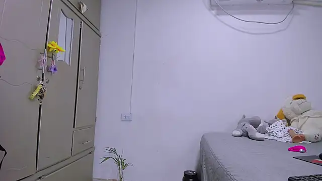 vennuss19 online show from April 8, 2026, 12:32 am