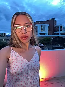 yeye sweet  online show from April 18, 2026, 10:41 am