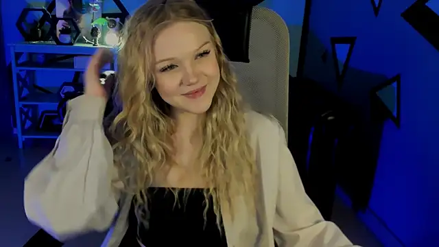 ChloeWhite online show from April 7, 2026, 11:21 am