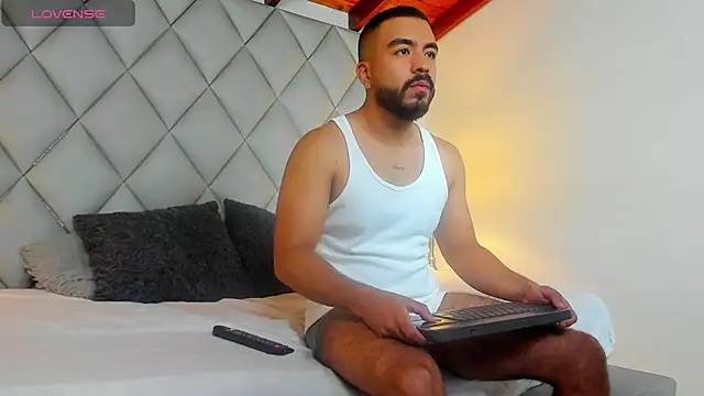 Snapshot of AaronVegaa chatting on January 15, 2026, 4:11 pm AaronVegaa online show from January 15, 2026, 4:11 pm