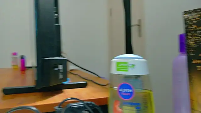 Snapshot of MiaGoldd_ chatting on January 9, 2026, 6:27 am MiaGoldd online show from January 9, 2026, 6:27 am