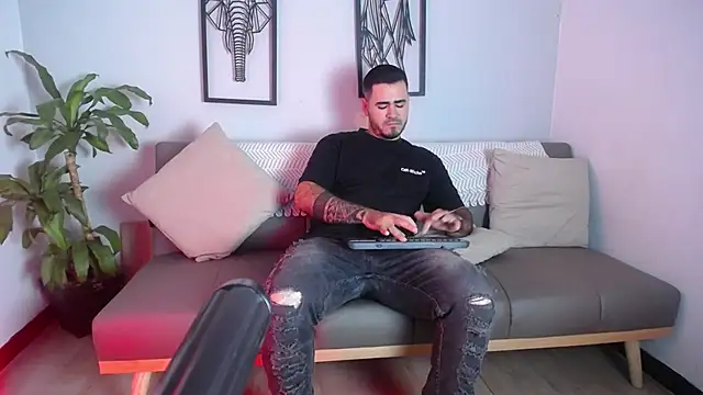 Snapshot of Aronhilton chatting on January 14, 2026, 7:19 pm Aronhilton online show from January 14, 2026, 7:19 pm