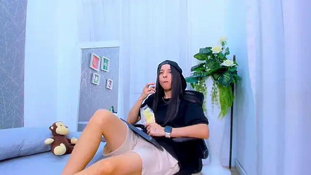 ViictoriiaSaenz online show from February 4, 2026, 4:40 am