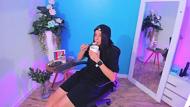 ViictoriiaSaenz online show from February 24, 2026, 4:43 am