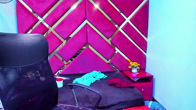 MiaRouss69 online show from February 13, 2026, 5:36 am