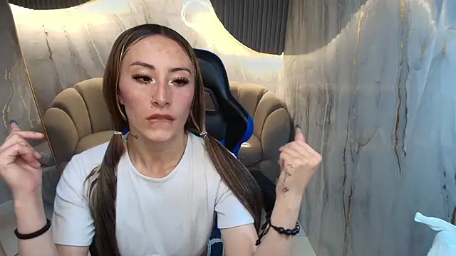 katalina r  online show from April 9, 2026, 8:14 pm