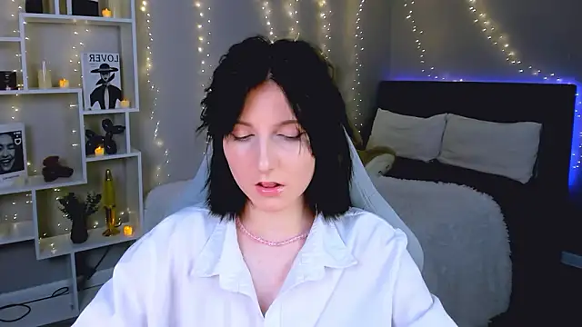 Snapshot of KikaOsterman chatting on February 2, 2026, 6:50 pm KikaOsterman online show from February 2, 2026, 6:50 pm