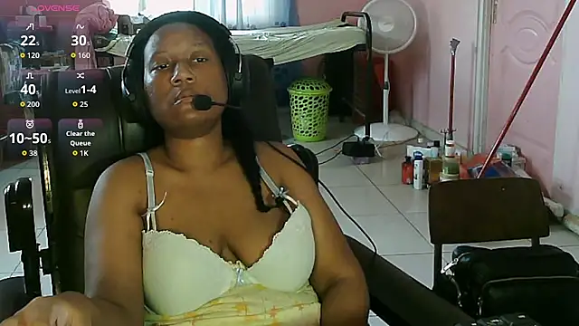 Snapshot of Eirondra_valeen chatting on May 24, 2026, 3:28 pm Eirondra valeen online show from May 24, 2026, 3:28 pm