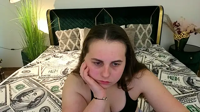 Snapshot of MikaFoxy chatting on April 27, 2026, 6:11 am MikaFoxy online show from April 27, 2026, 6:11 am