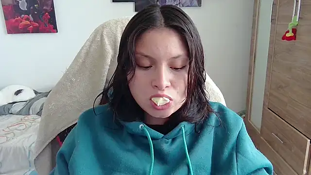 Snapshot of yessica_gomez01 chatting on May 18, 2026, 9:42 pm yessica gomez01 online show from May 18, 2026, 9:42 pm