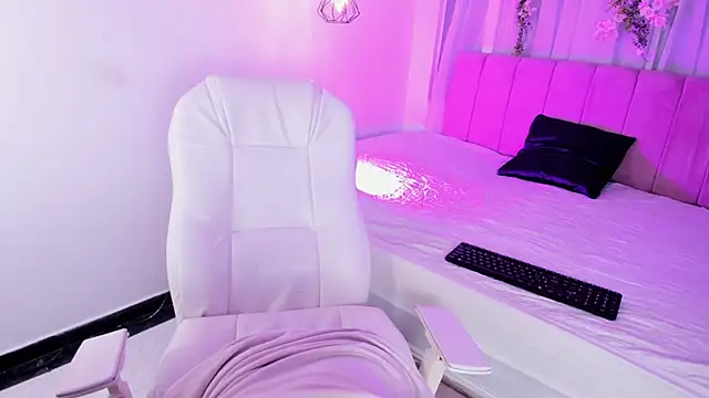 nicky bonny18 online show from March 4, 2026, 12:44 pm