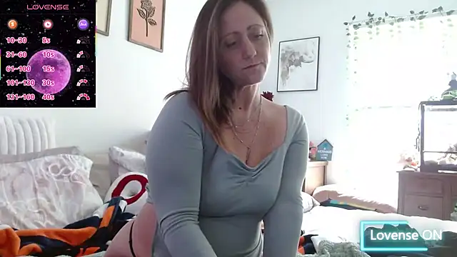 Snapshot of FoxyMillie chatting on February 5, 2026, 4:44 pm FoxyMillie online show from February 5, 2026, 4:44 pm