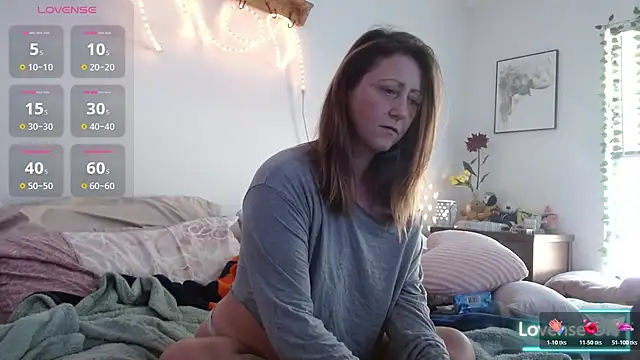 Snapshot of FoxyMillie chatting on February 17, 2026, 4:46 pm FoxyMillie online show from February 17, 2026, 4:46 pm