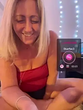 Snapshot of FoxyMillie chatting on June 15, 2026, 7:10 am FoxyMillie online show from June 15, 2026, 7:10 am