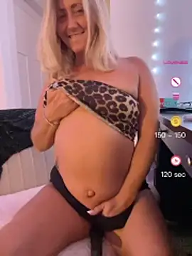 Snapshot of FoxyMillie chatting on June 18, 2026, 4:02 am FoxyMillie online show from June 18, 2026, 4:02 am
