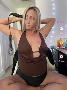 Snapshot of FoxyMillie chatting on June 27, 2026, 9:53 pm FoxyMillie online show from June 27, 2026, 9:53 pm