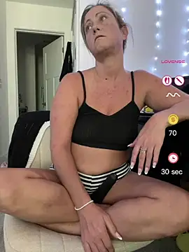 Snapshot of FoxyMillie chatting on July 25, 2026, 3:53 pm FoxyMillie online show from July 25, 2026, 3:53 pm