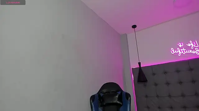 scarletcherry18 online show from May 15, 2026, 3:35 am