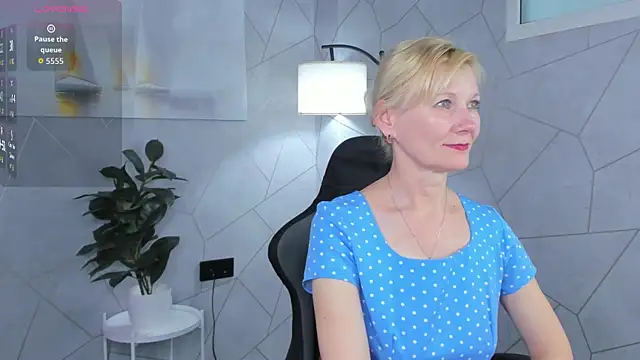 Julie Lucas online show from June 3, 2026, 12:24 am