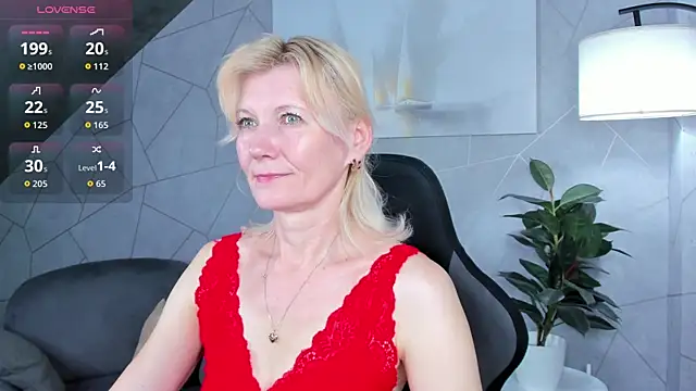 Snapshot of Julie_Lucas chatting on June 10, 2026, 12:00 am Julie Lucas online show from June 10, 2026, 12:00 am