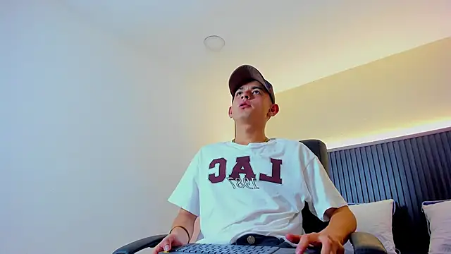 James cute18 online show from January 15, 2026, 2:38 am