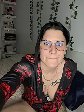 julieeeeee75 online show from January 13, 2026, 10:37 pm