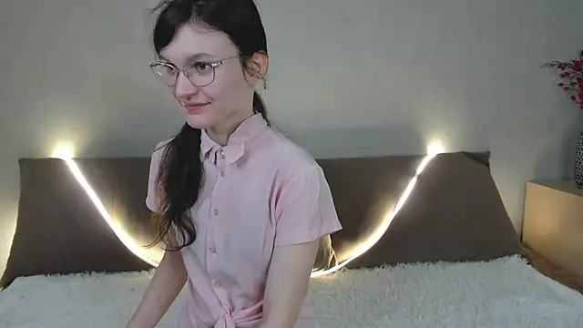 ThoraMarola online show from March 19, 2026, 5:22 am