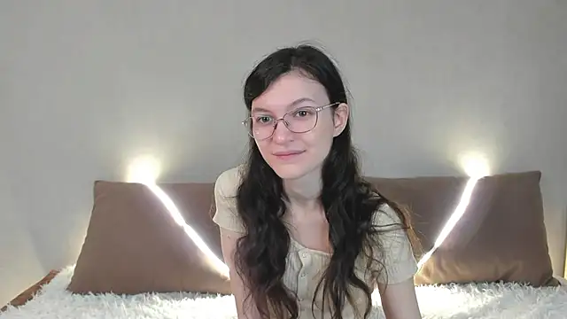 ThoraMarola online show from April 15, 2026, 5:03 am