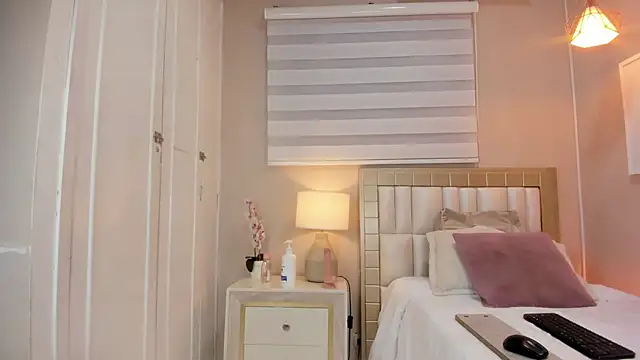 isabela  x online show from March 21, 2026, 11:37 am