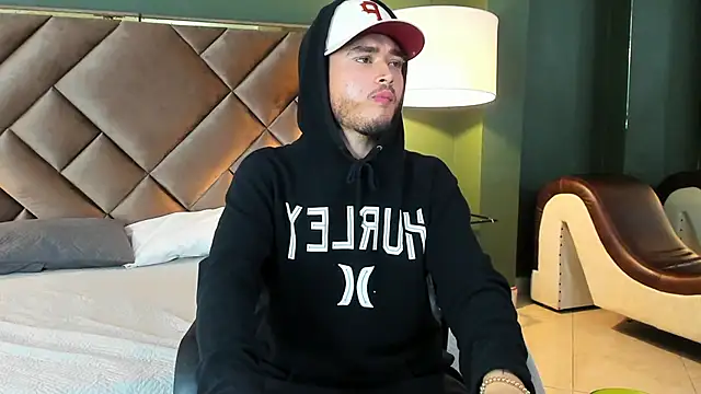 Salvattore Muller online show from February 9, 2026, 6:39 am