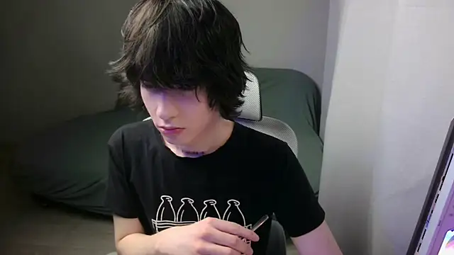 Snapshot of LeonBoykisser chatting on February 6, 2026, 2:53 pm LeonBoykisser online show from February 6, 2026, 2:53 pm