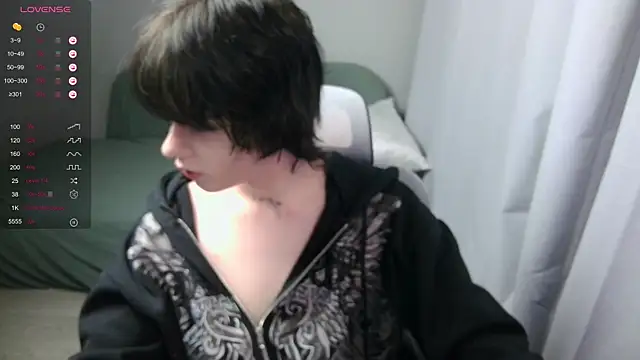 Snapshot of LeonBoykisser chatting on February 22, 2026, 3:21 pm LeonBoykisser online show from February 22, 2026, 3:21 pm