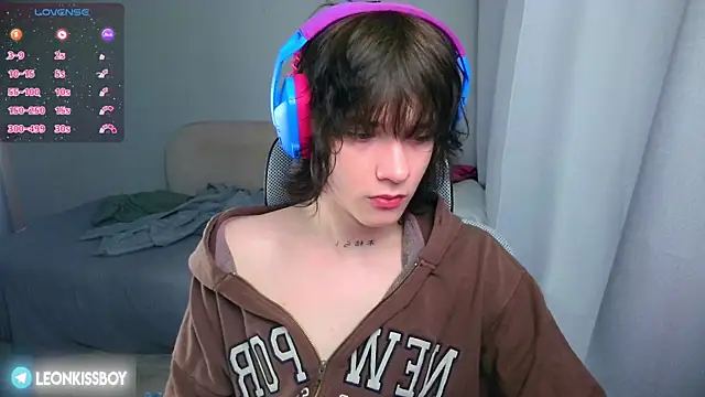 LeonBoykisser online show from June 12, 2026, 8:41 pm