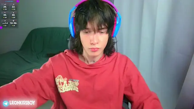 LeonBoykisser online show from June 25, 2026, 2:43 pm