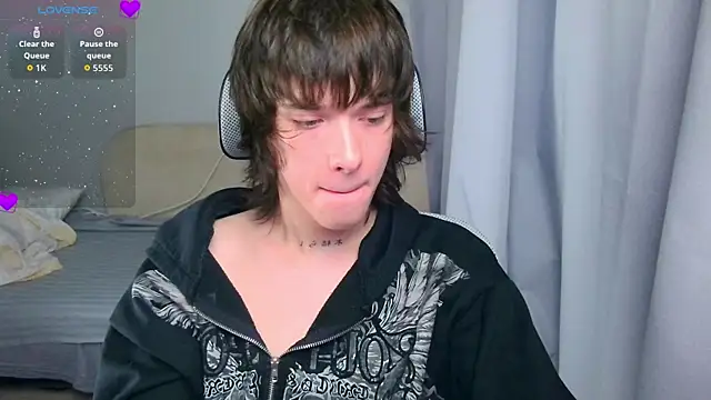 LeonBoykisser online show from July 6, 2026, 4:20 am