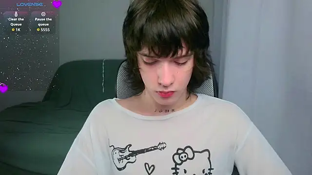 LeonBoykisser online show from July 7, 2026, 3:42 am