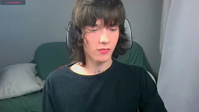 LeonBoykisser online show from July 28, 2026, 3:32 pm
