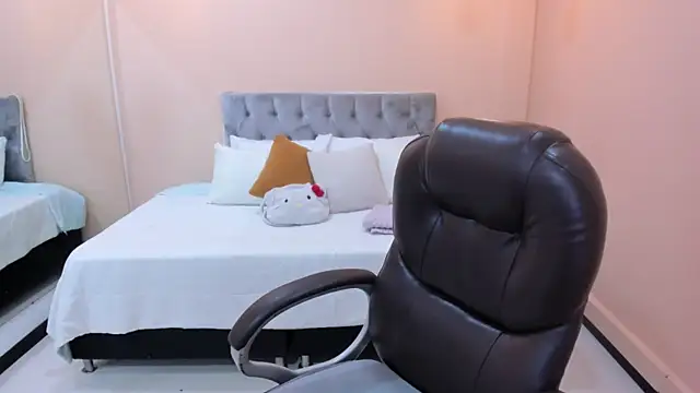 Bela Craxkerr online show from April 13, 2026, 12:43 pm