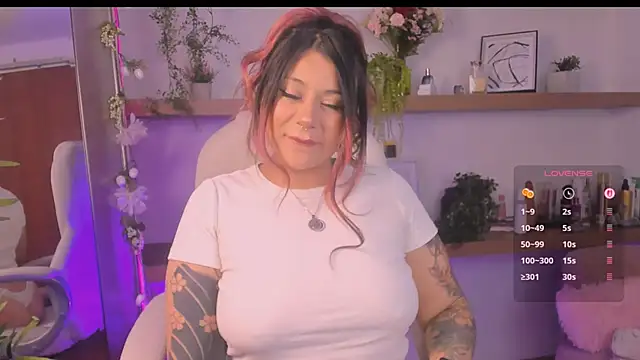 Snapshot of _Lorraine_v chatting on May 1, 2026, 8:35 pm Lorraine v online show from May 1, 2026, 8:35 pm