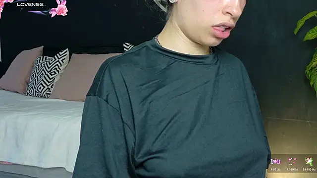 Noaah25  online show from April 17, 2026, 3:20 am