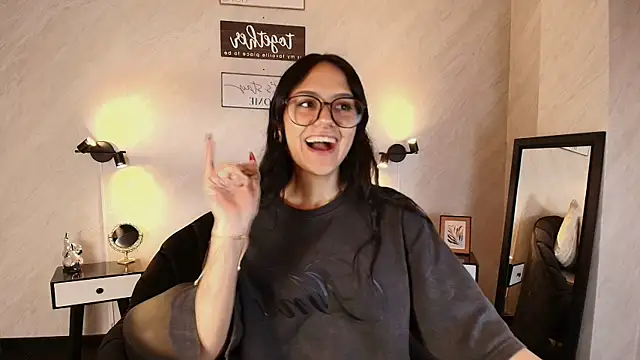 NiccolleHall online show from February 12, 2026, 1:17 pm