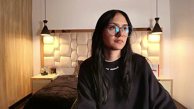 NiccolleHall online show from February 25, 2026, 1:32 pm