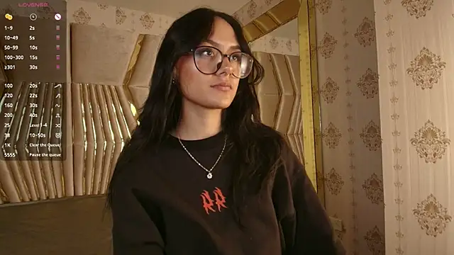 NiccolleHall online show from March 5, 2026, 1:40 pm