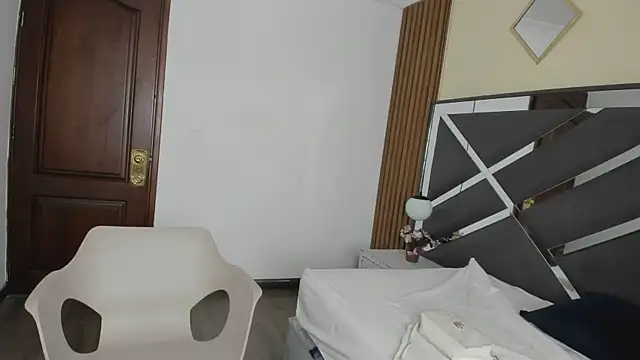 Ambarross  online show from February 10, 2026, 1:04 pm