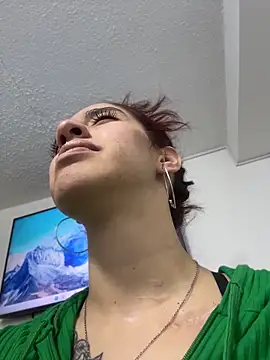 Snapshot of elodie_rouge chatting on April 20, 2026, 11:35 am elodie rouge online show from April 20, 2026, 11:35 am
