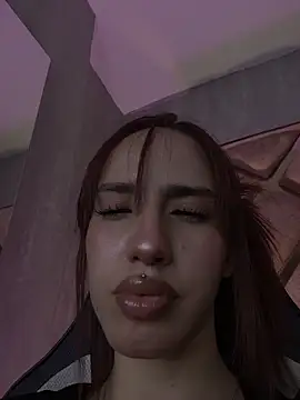 Snapshot of elodie_rouge chatting on April 23, 2026, 12:29 pm elodie rouge online show from April 23, 2026, 12:29 pm