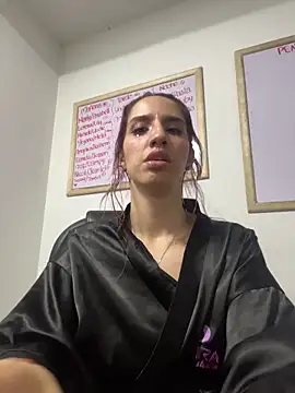 Snapshot of elodie_rouge chatting on May 20, 2026, 12:17 am elodie rouge online show from May 20, 2026, 12:17 am